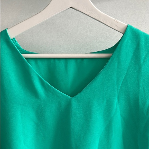Trendy Emerald Green Relaxed Blouse - Picture 4 of 7